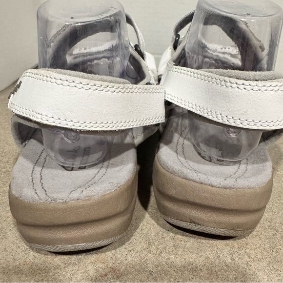 Clarks Women’s White Adjustable Strappy Leather Walking Sandals Size 12 - Picture 7 of 9